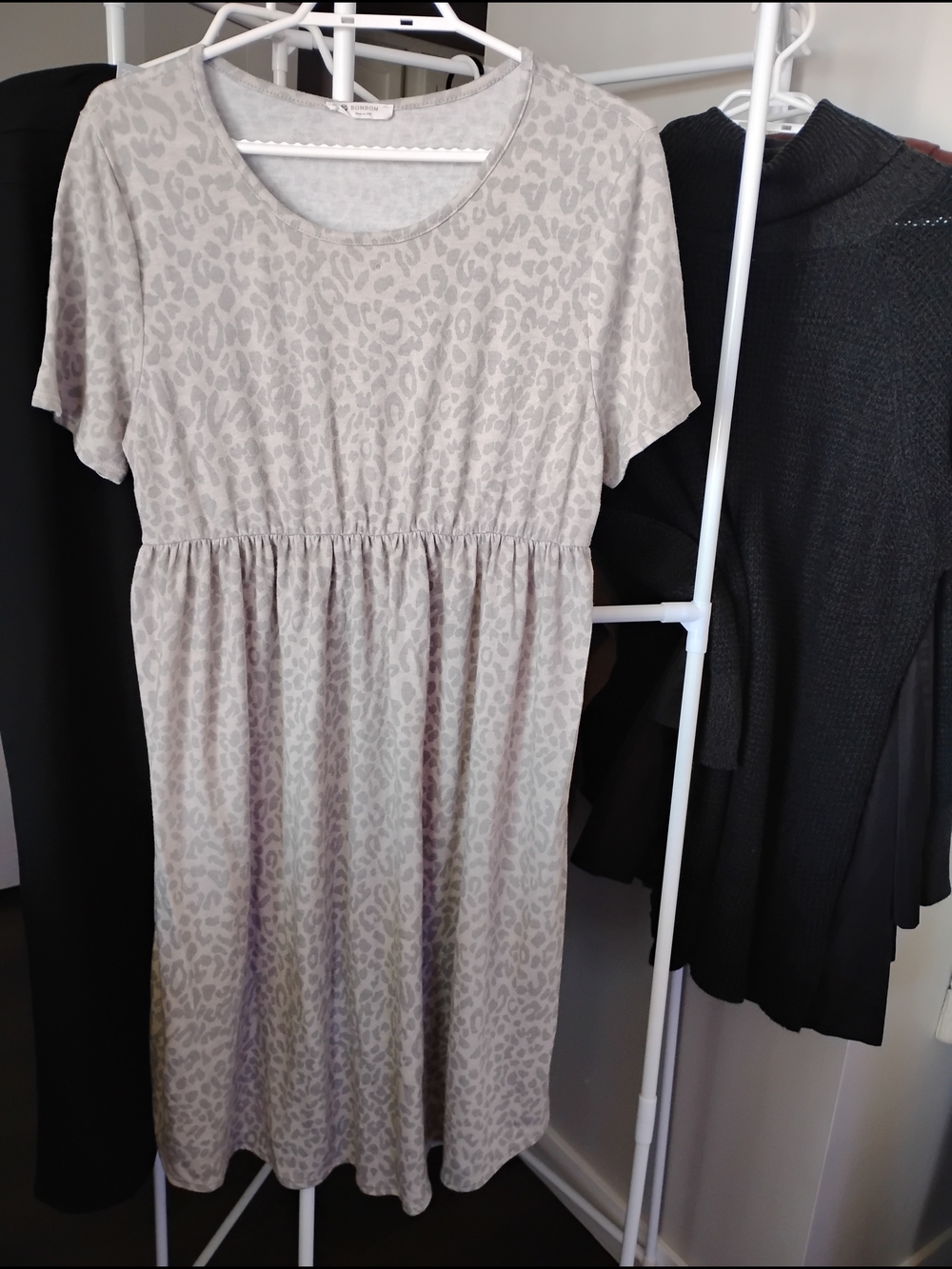 BOMBOM Women's Short Sleeve Stretch Midi Dress Crew Neck In Taupe Leopard Print